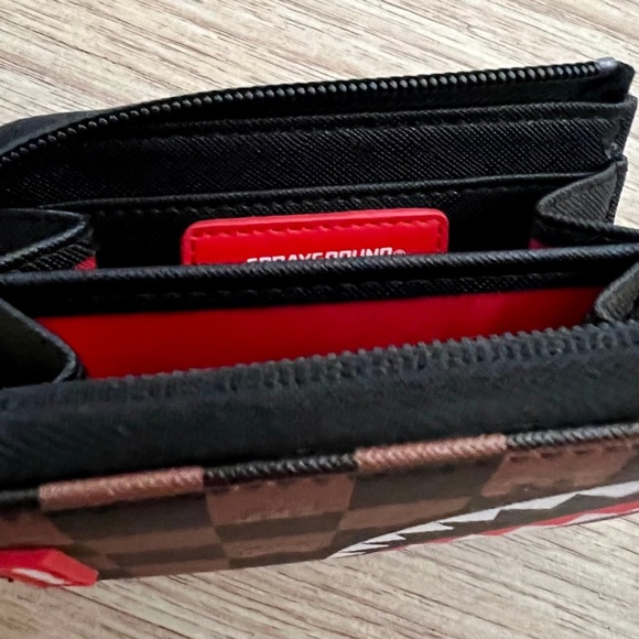 Rare Spray Ground Brown and Red Hideaway Bear Zip Wallet - Picture 2 of 4